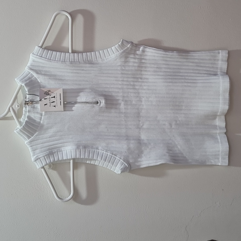 COPY - NWT DYNAMIC STRETCHY CROP TOP